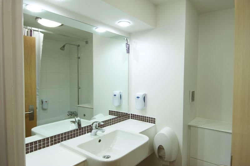 Premier Inn Premier Inn วีแกน ภายนอก รูปภาพ