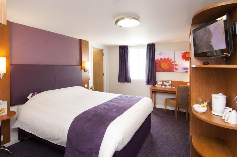 Premier Inn Premier Inn วีแกน ภายนอก รูปภาพ